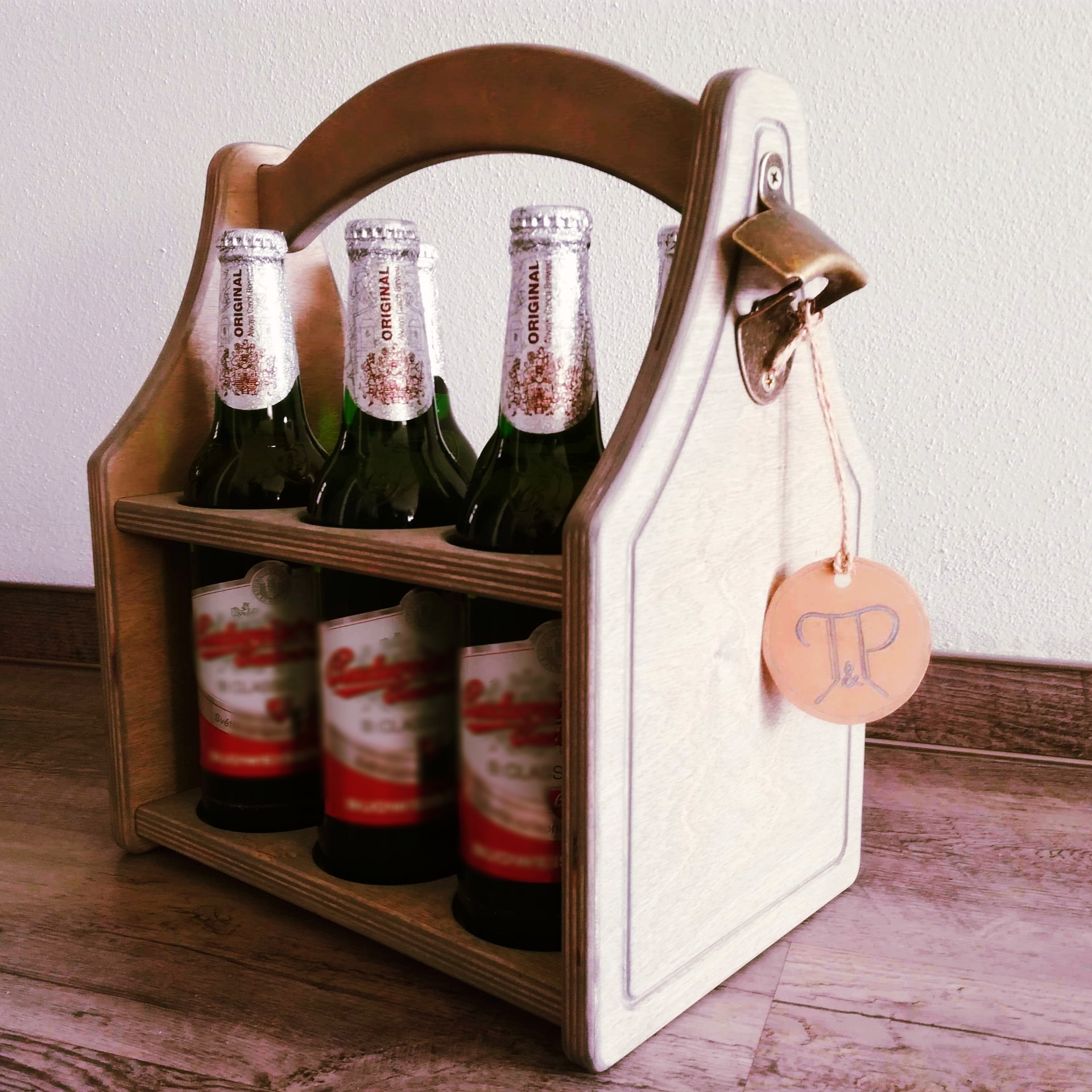 Nosič na lahvové pivo s otvírákem a magnetem